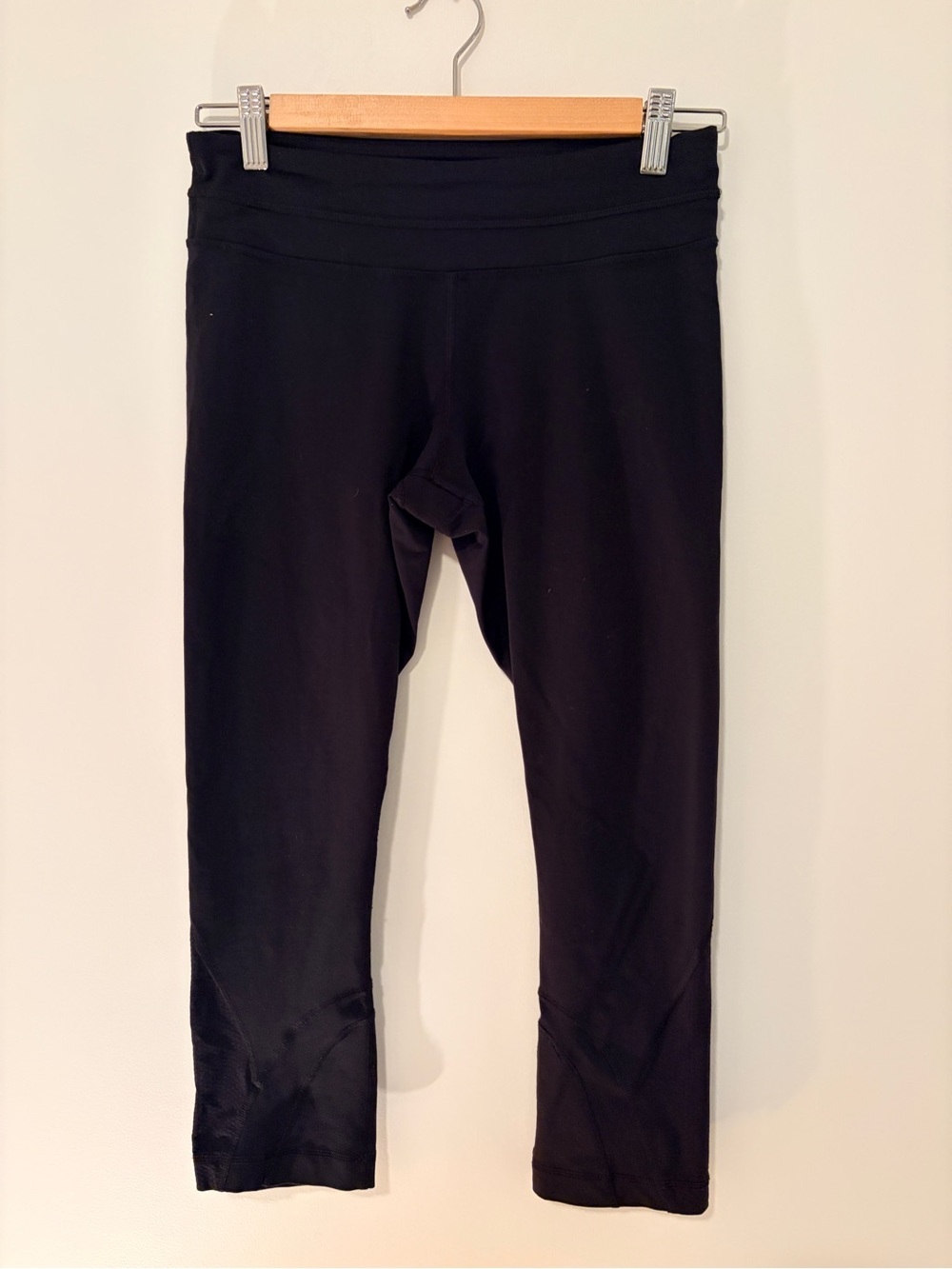 Lululemon Active Capris Leggings in Black with back pocket - Picture 3 of 8